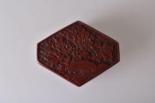 特展出2018秋拍精品 花石圖朱漆剔紅六棱捧盒